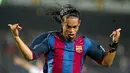 Ronaldinho meraih puncak kejayaannya saat memperkuat Barcelona, bersama tim asal Katalunya itu dirinya berhasil mencetak 70 gol dari 145 penampilan di La Liga Spanyol. (AFP/Cesar Rangel)