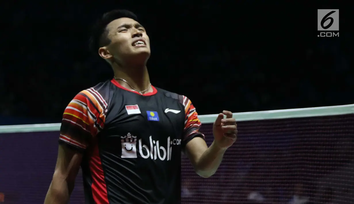 Pebulu tangkis tungal putra Indonesia, Jonatan Christie saat melawan Chou Tien Chen (Taiwan) di perempat final Indonesia Open 2019 di Istora Senayan, Jakarta, Jumat (19/7/2019). Jonatan Christie kalah 16-21, 21-18, 21-14. (Liputan6.com/Helmi Fitrhiansyah)
