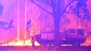 Petugas pemadam saat berusaha memadamkan api akibat kebakaran hutan di sekitar kota Nowra, negara bagian New South Wales, Australia, Selasa (31/12/2019). Kebakaran hutan ini diketahui telah menghanguskan ratusan rumah warga. (AFP/Saeed Khan)