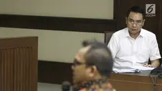 Terdakwa mantan anggota Komisi I DPR, Fayakhun Andriadi (kanan) mendengarkan keterangan saksi Sekretaris DPD Golkar Basri Baco dalam sidang dugaan suap Bakamla di Pengadilan Tipikor, Jakarta, Rabu (12/9). (Liputan6.com/Herman Zakharia)