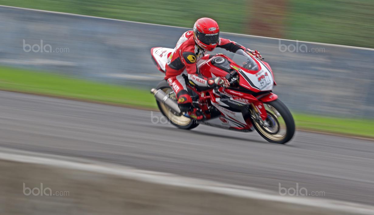 Pebalap Indonesia, Gerry Salim beraksi pada kelas 250cc pada ajang balap Asia Road Racing Championship di Sentul International Circuit, Bogor (13/8/2017). Gerry berhasil menjuarai nomor 250cc. (Bola.com/Nicklas Hanoatubun)