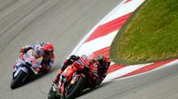 Pembalap MotoGP Francesco Bagnaia (merah) dari Italia melakukan tikungan diikuti oleh Marc Marquez dari Spanyol, saat balapan MotoGP di Sirkuit Internasional Algarve Portimao, Portugal, Minggu, 24 Maret 2024 malam WIB. (AP Photo/Jose Breton)