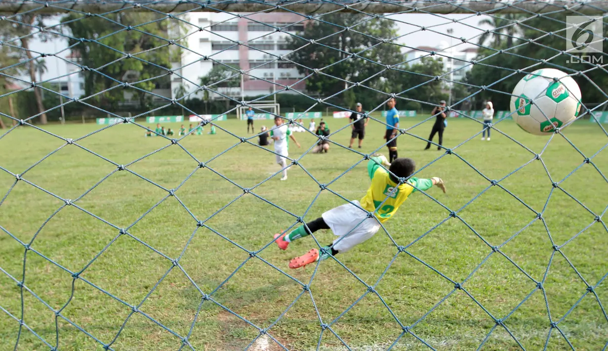 Tim Ponaryo dan tim Kurniawan saat bertanding pada MILO Football Camp 2018 di International Sports Club of Indonesia (ISCI), Ciputat, Sabtu. (12/5). Tim Ponaryo menang melawan tim Kurniawan lewat adu penalti. (Liputan6.com/Pool/Rizky)