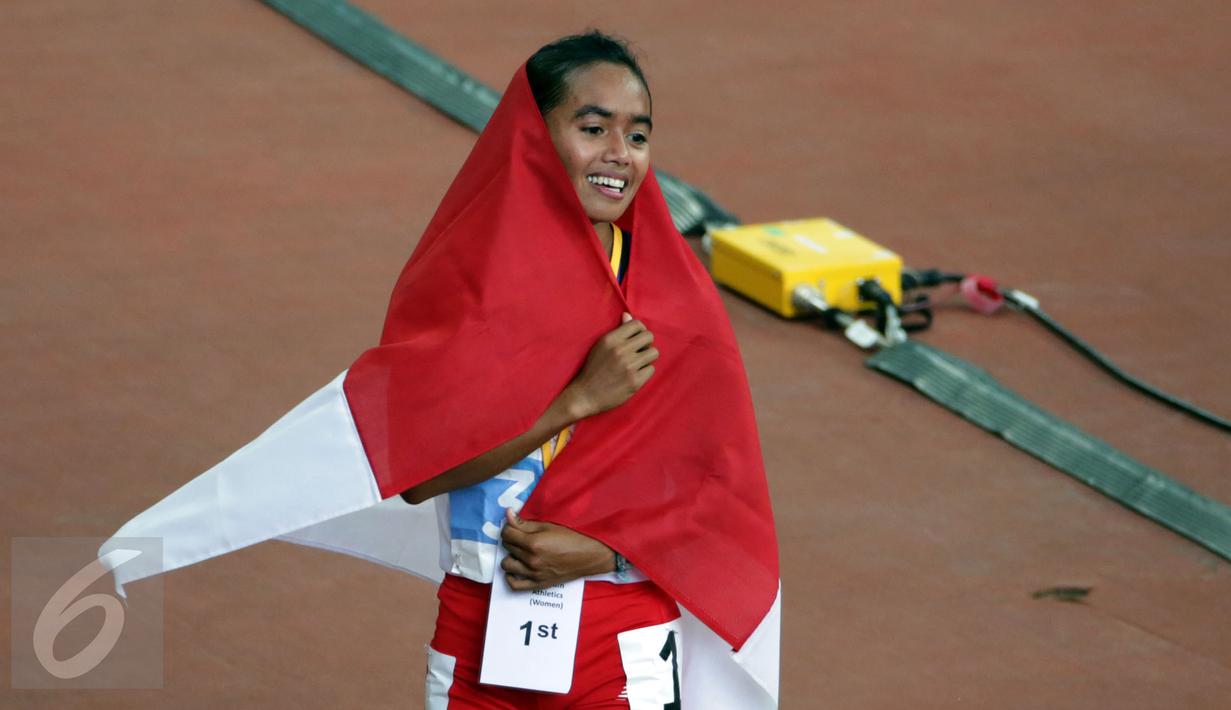 Atlet putri Indonesia, Triyaningsih saat melakukan perayaan kemenangannya di nomor 10.000 M di National Stadium Singapura, Kamis (11/6/2015). Triyaningsih mencatatkan waktu 33 menit 44,53 detik. (Liputan6.com/Helmi Fithriansyah)