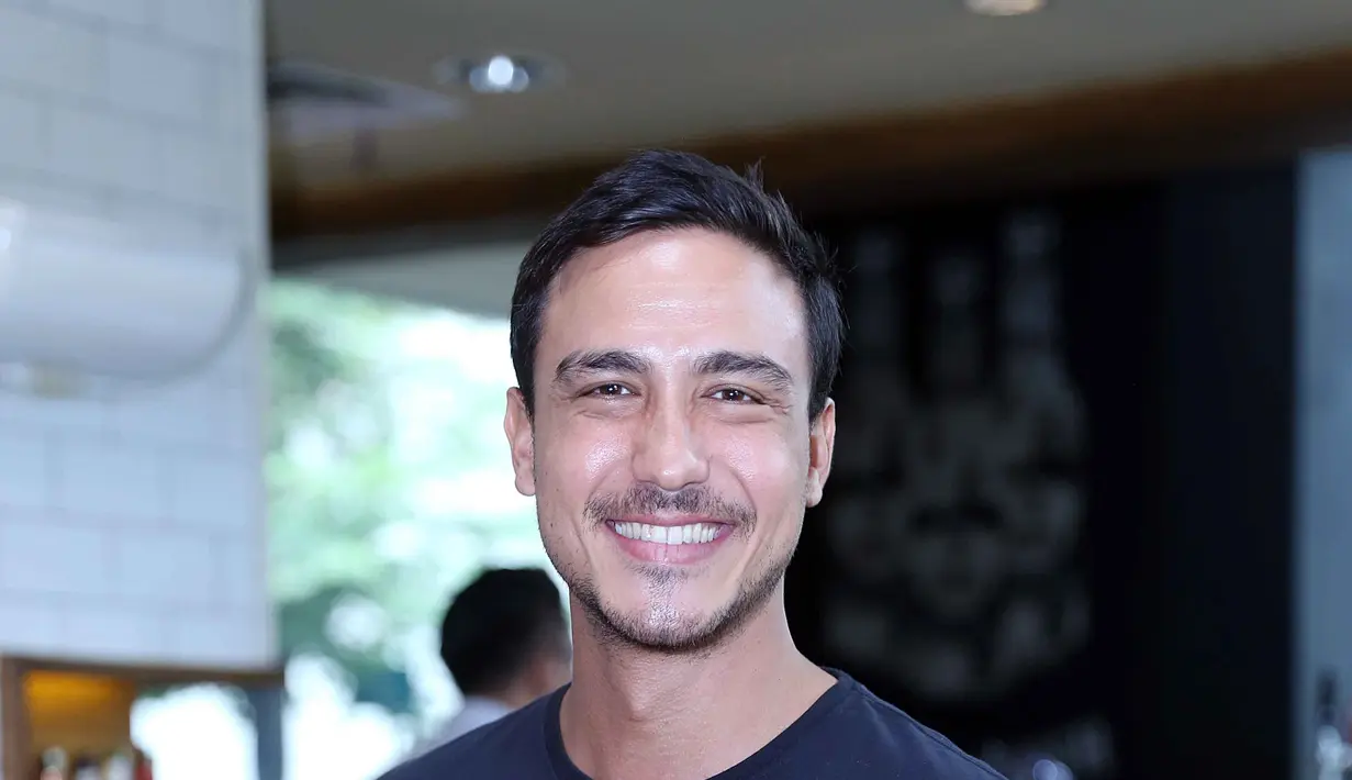 Hamish Daud, lelaki yang disebut-sebut tengah menjalin hubungan asmara dengan Nadine Chandrawinata, banyak menimba ilmu dari aktor senior Ray Sahetapy, selama menjalani syuting film 'Spy In Love'. (Nurwahyunan/Bintang.com)