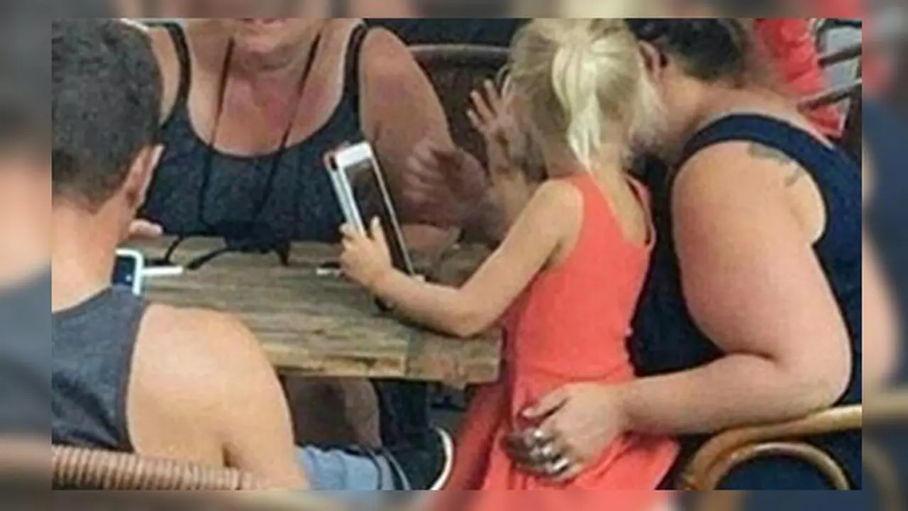 Heboh, Beredar Foto Keakraban Ibu dan Anak yang Bikin Keblinger