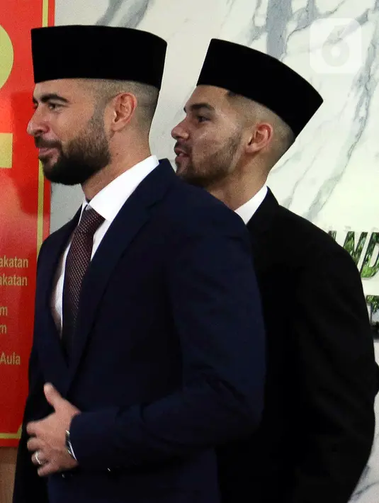 <p>Pemain sepak bola Sandy Walsh (kanan) dan Jordi Amat (kiri) usai menjalani Sumpah Janji Setia Pewarganegaraan di Kantor Wilayah Kementerian Hukum dan HAM DKI Jakarta, Kamis (17/11/2022). Setelah resmi menjadi Warga Negara Indonesia (WNI), Sandy Walsh dan Jordi Amat akan membela Timnas Indonesia di Piala AFF 2022 pada Desember mendatang. (Liputan6.com/Herman Zakharia)</p>