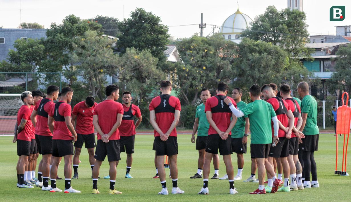 Sejumlah pemain Timnas Indonesia melakukan latihan menjelang laga FIFA Matchday melawan Palestina di Lapangan Thor, Surabaya, Rabu (7/6/2023) sore WIB. Sebanyak tujuh pemain tambahan meliputi Edo Febriansyah, Marc Klok, Ricky Kambuaya, Rachmat Irianto, Marselino Ferdinan, Ernando Ari, dan Stefano Lilipaly yang ikut bergabung pada latihan hari kedua ini. (Bola.com/Wahyu Pratama)