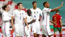Para pemain Prancis merayakan gol yang dicetak oleh N'Golo Kante pada laga UEFA Nations League di Stadion Da Luz, Minggu (15/11/2020). Prancis menang dengan skor 1-0. (AP/Armando Franca)