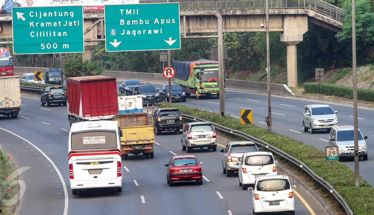 Sejumlah kendaraan melintas di tol Jagorawi, Jakarta, Rabu (8/7/2015). Pemerintah mulai Selasa (7/7) pukul 00.00 WIB memberikan diskon tarif seluruh ruas jalan tol sebesar 25-35 persen sampai Rabu (22/7) pukul 24.00 WIB. (Liputan6.com/Faizal Fanani)