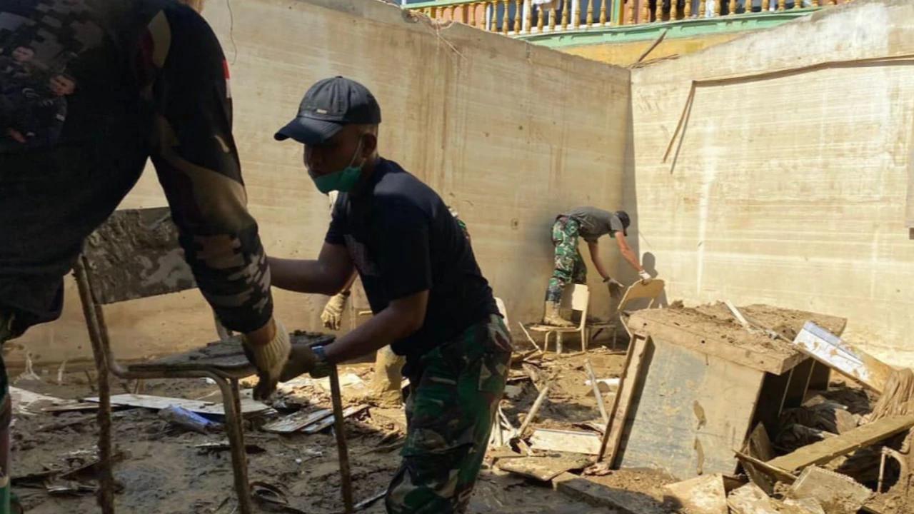 FOTO: Aksi Cepat Prajurit TNI AD Pulihkan Kantor MPD Kuala Simpang