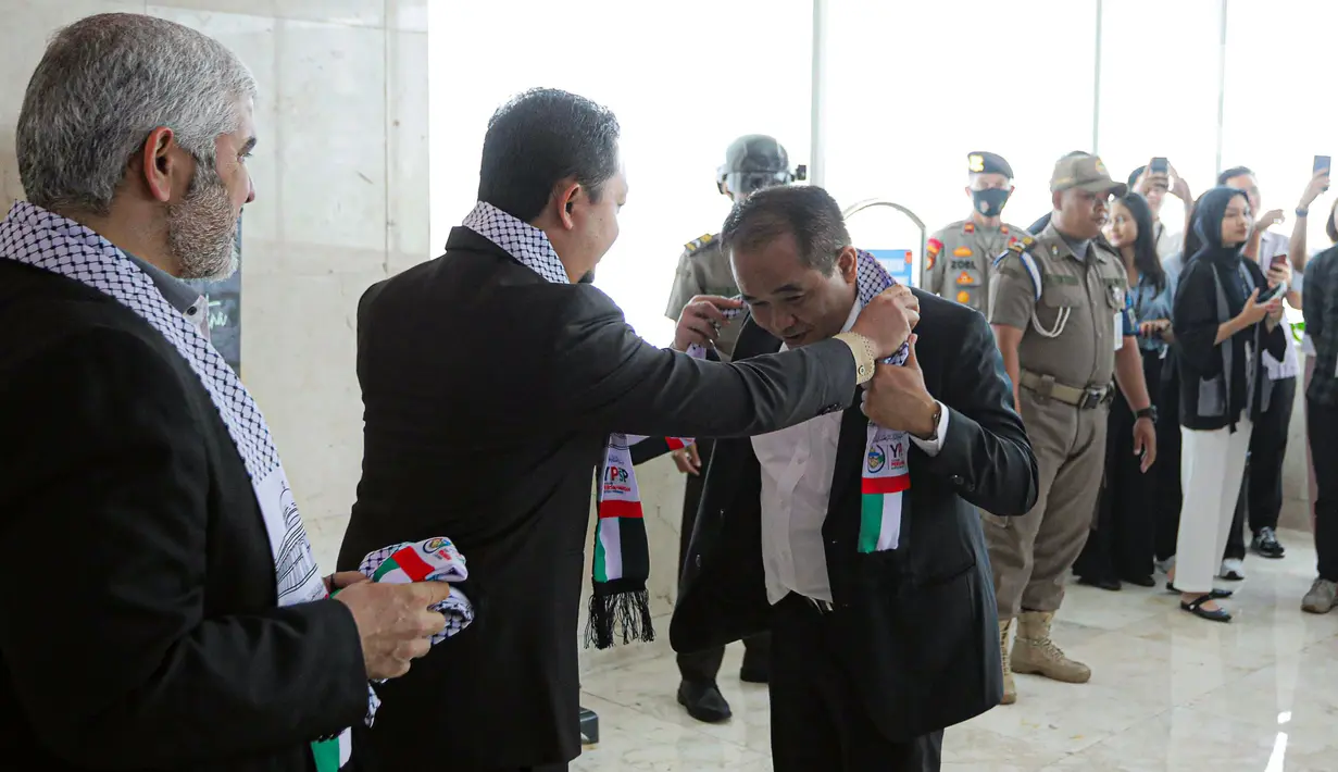 "Kami ucapkan terima kasih kepada DPR. Kami dari lembaga Yayasan Persahabatan dan Studi Peradaban fokus kepada edukasi isu-isu ke Palestina," ujar Ahed. (Liputan6.com/Faizal Fanani)