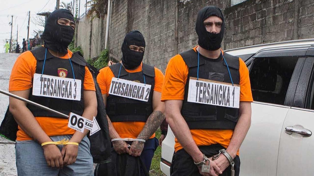 FOTO: Kaki Dirantai, Tiga Tersangka Penembakan WN Australia Jalani Rekonstruksi di Bali