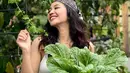 Eriska Nakesya istri dari Young Lex ini ternyata memiliki hobi berkebun. Diketahui memiliki kebun mini di rumah. (FOTO: instagram.com/eriskanakesya/)