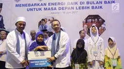 Dirut  PT Perusahaan Gas Negara (Persero) Tbk (PGN) Jobi Triananda Hasjim (kiri) dan Komisaris Utama PGN Fajar Harry Sampurno menyerahkan santunan anak yatim piatu dan dhuafa di kantor PGN,  Jakarta Pusat (16/6). (Liputan6.com)