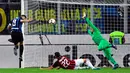 Pemain Inter Milan, Mauro Icardi (kiri) menyundul bola ke gawang AC Milan pada laga Serie A di Stadion San Siro, Milan, Italia, Minggu (21/10). Gol tunggal Icardi membawa Inter Milan menang atas AC Milan. (Daniel Del Zennaro/ANSA via AP)