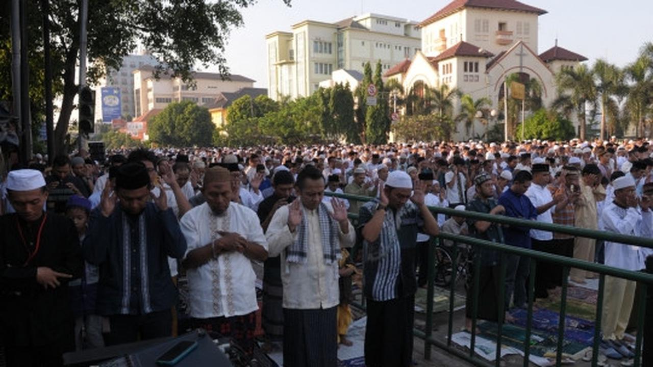 Ribuan warga Jatinegara gelar Salat Id di jalan raya