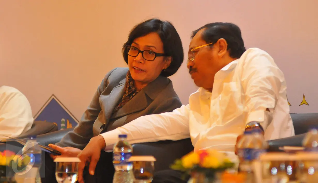 Menteri Keuangan Sri Mulyani berbincang bersama Jaksa Agung M Prasetyo disela rapat koordinasi di Jakarta, Senin (21/11). Rakor yang digelar KPK tersebut membahas mengenai pemulihan aset hasil tindak pidana korupsi (Tipikor). (Liputan6.com/Angga Yuniar)