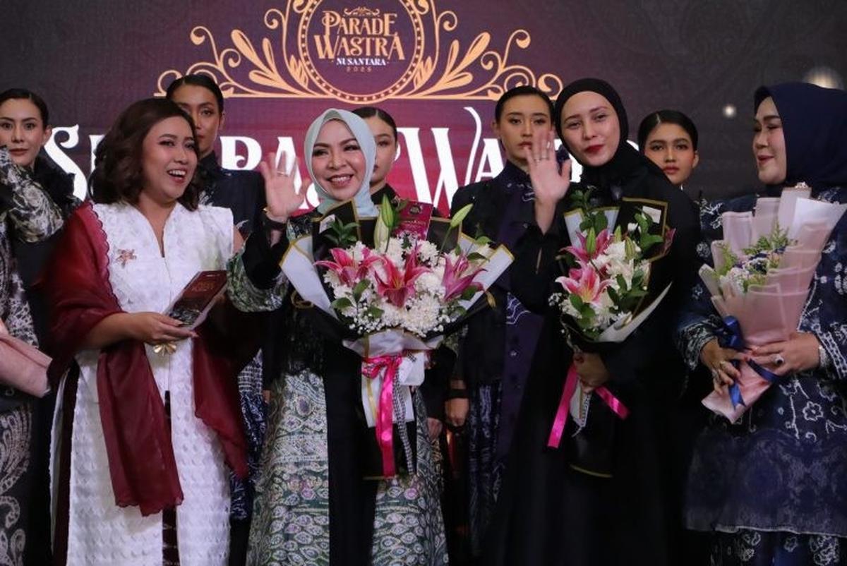 Selaras Wastra dengan tema Echoes of Borneo, kolaborasi Pemprov Kalimantan Selatan dengan Desainer Irmasari Joedawinata