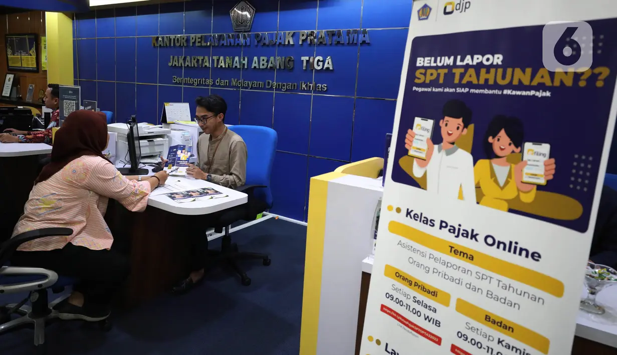 Petugas melayani wajib pajak di Kantor Pelayanan Pajak Pratama Jakarta Tanah Abang Tiga di Jakarta, Selasa (5/3/2024). (Liputan6.com/Angga Yuniar)