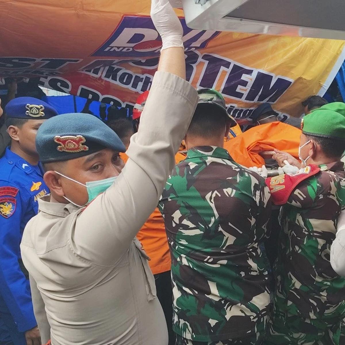 Penyerahan Kantong Jenazah Korban Pesawat ATR