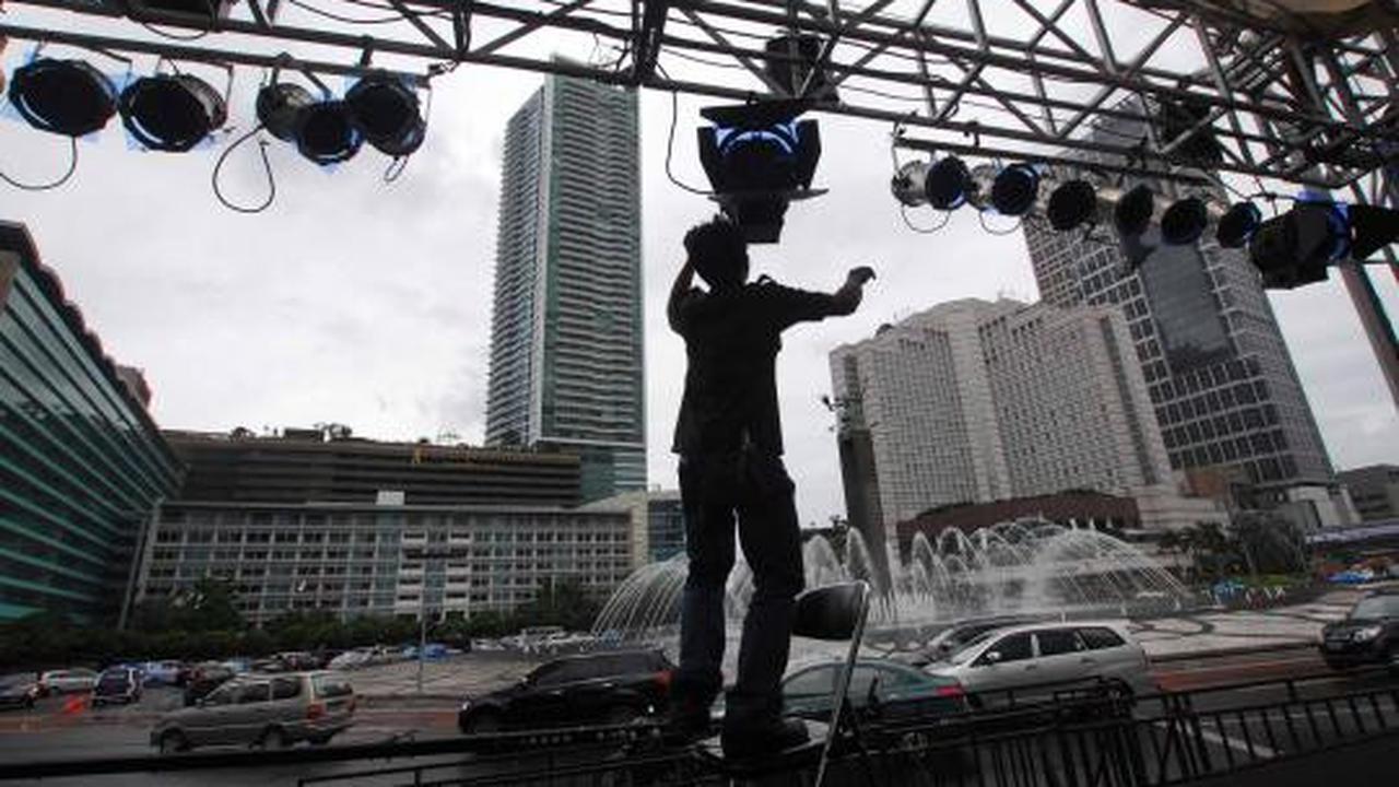 Persiapan panggung hiburan jelang tahun baru 2013