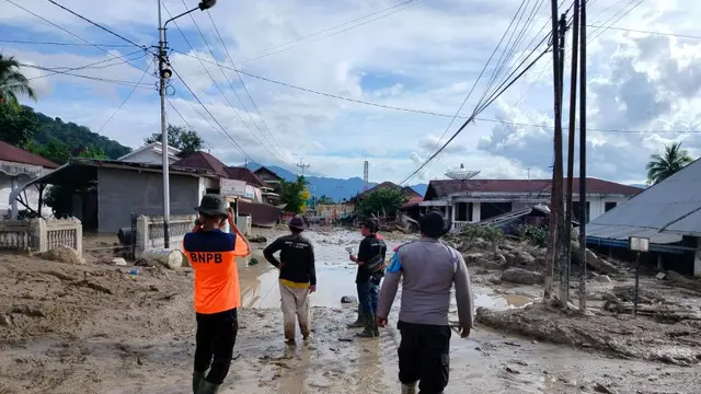 Banjir bandang di Desa Maninjau, Kecamatan Tanjung Raya, Kabupaten Agam, Sumatera Barat.
