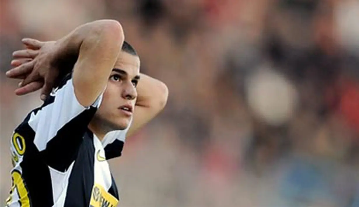 Juventus midfielder Sebastian Giovinco gestures during a Serie A football match against Lecce at Lecce's Del Mare Stadium on December 07, 2008. AFP PHOTO/ Filippo MONTEFORTE 