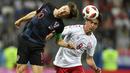 Duel pemain Kroasia, Luka Modric (kiri) dan pemain Denmark, Thomas Delaney pada laga 16 besar Piala Dunia 2018 di Nizhny Novgorod Stadium, Rusia, (1/7/2018). Kroasia menang 3-2 lewat adu penalti. (AP/Martin Meissner)