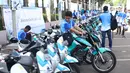 Peserta menaiki motor listrik yang dipamerkan di Kawasan Jakarta Convention Center (JCC) di Jakarta, Minggu (3/12). Inovasi-inovasi ini diharapkan dapat meningkatkan kinerja PLN dalam memberikan pelayanan kepada masyarakat. (Liputan6.com/Angga Yuniar)