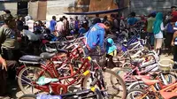 Pembeli memilih dan mencari sepeda bekas di Pasar Cilongok, Banyumas. (Foto: Liputan6.com/Muhamad Ridlo)
