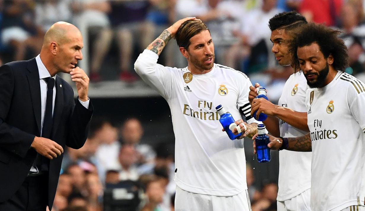 Di bawah asuhan Zidane, Madrid tampak seperti terlahir kembali. Formasi yang diterapkannya berjalan sukses sehingga sosoknya pun dianggap sebagai anugerah. Madrid mampu meraih 3 gelar juara secara beruntun dan 13 kali secara keseluruhan di Liga Champions. (AFP/Gabriel Bouys)