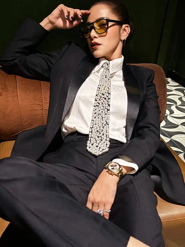 Pesona Dualisme Olla Ramlan, Tampil Slay dengan Gaya Maskulin dan Glamor Serba Emas