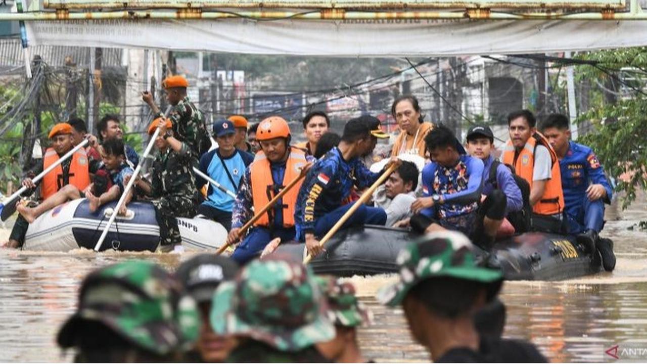 VIDEO: Anggota TNI Diterjunkan Bantu Evakuasi Warga Korban Banjir Parah di Bekasi