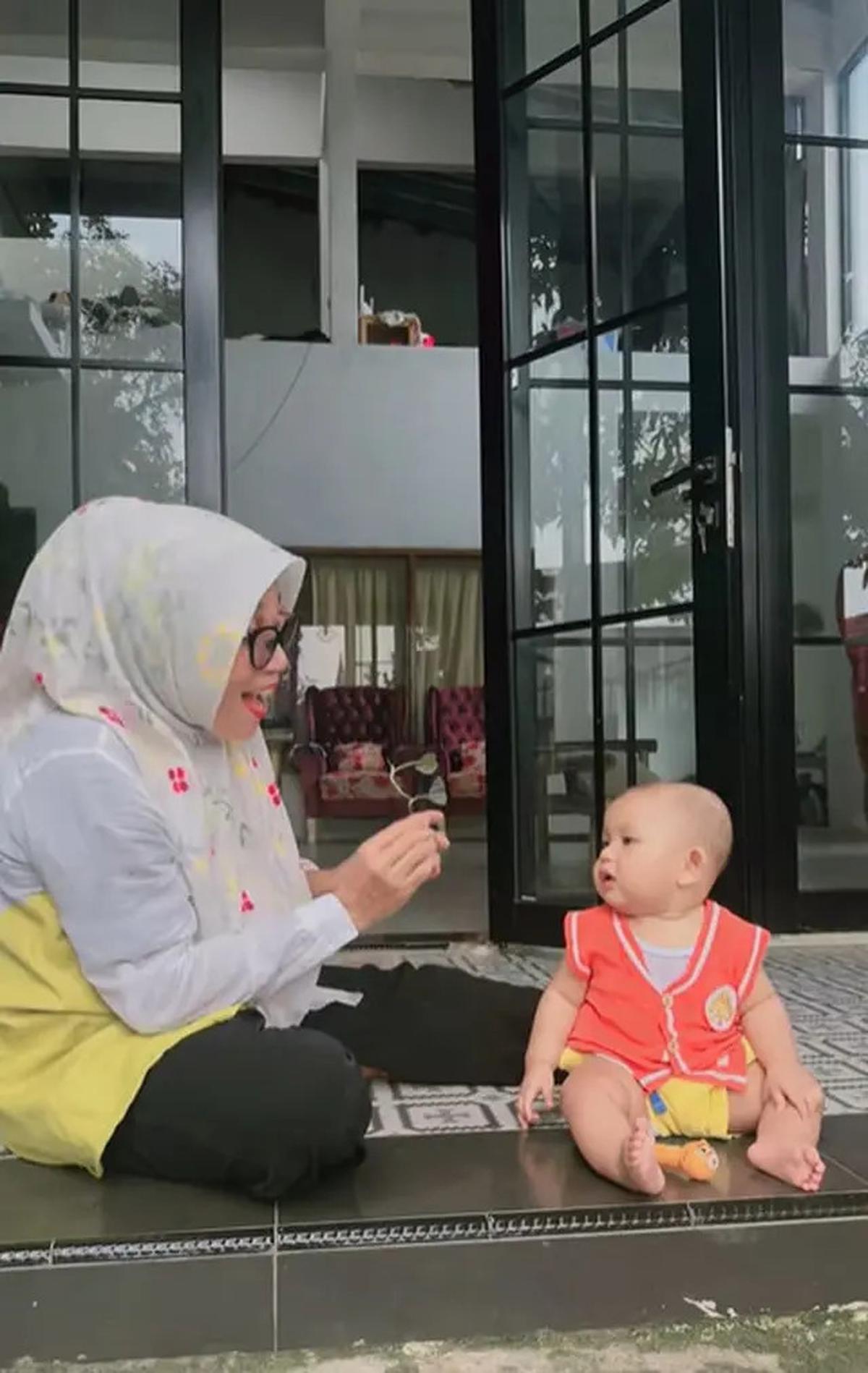 7 Potret Teras Rumah Nursyah Ibunda Indah Permatasari, Asri dengan Nuansa Hijau