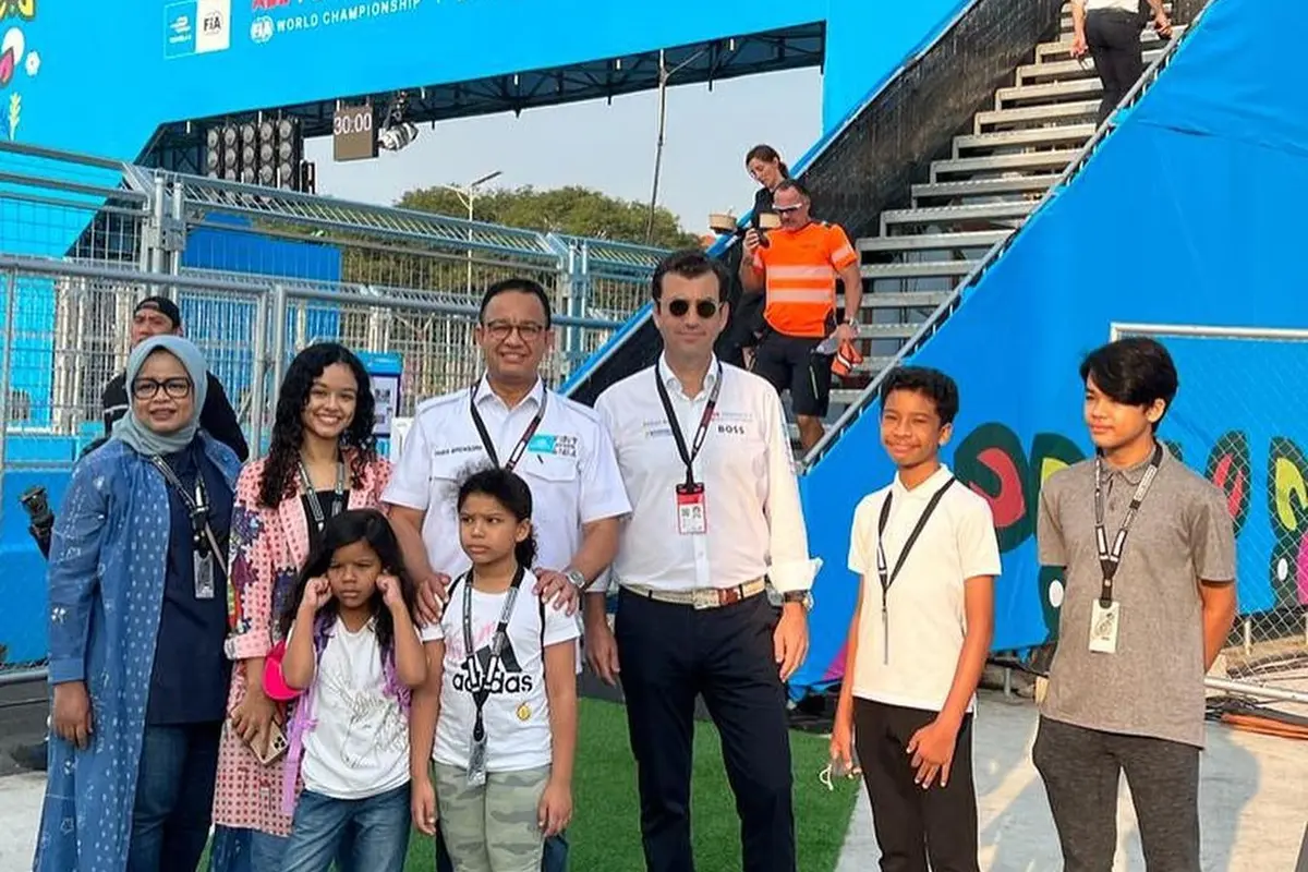 Gubernur DKI Jakarta Anies Baswedan bersama keluarga di sirkuit Formula E (@aniesbaswedan)