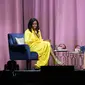 Michelle Obama berbincang tentang bukunya "Becoming" dengan Sarah Jessica Parker di Barclays Center, New York City, Amerika Serikat, 19 Desember 2018. (DIA DIPASUPIL / GETTY IMAGES NORTH AMERICA / AFP)