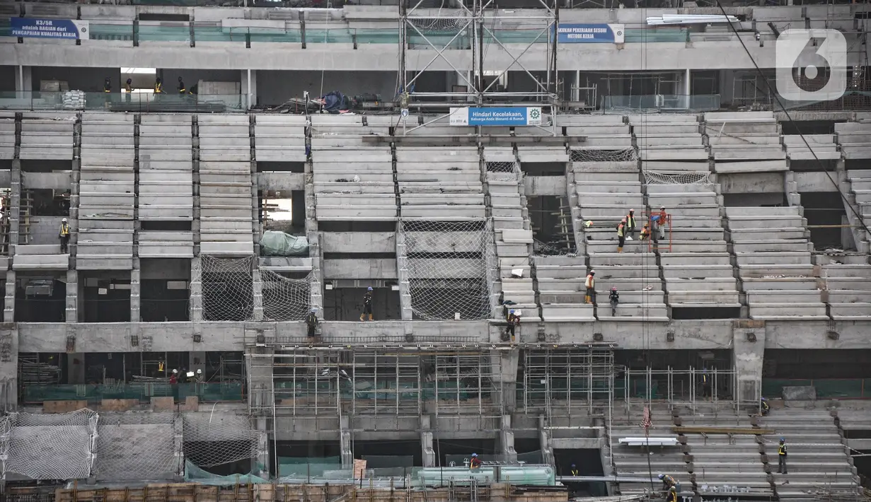 Aktivitas pekerja saat menyelesaikan proyek pembangunan Jakarta International Stadium (JIS) di Papanggo, Jakarta Utara, Selasa (2/9/2021). Stadion ini dibangun dengan sumber pendanaan seluruhnya dari APBD DKI Jakarta melalui penyertaan modal daerah (PMD). (merdeka.com/Iqbal S. Nugroho)
