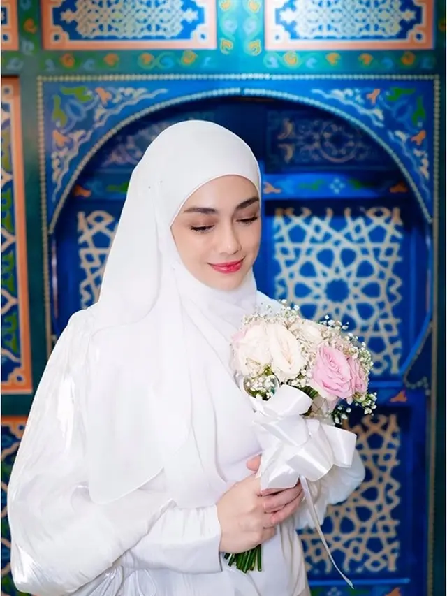 Potret Celine Evangelista mengenakan gamis dan hijab syari (Sumber: Instagram/celine_evangelista)