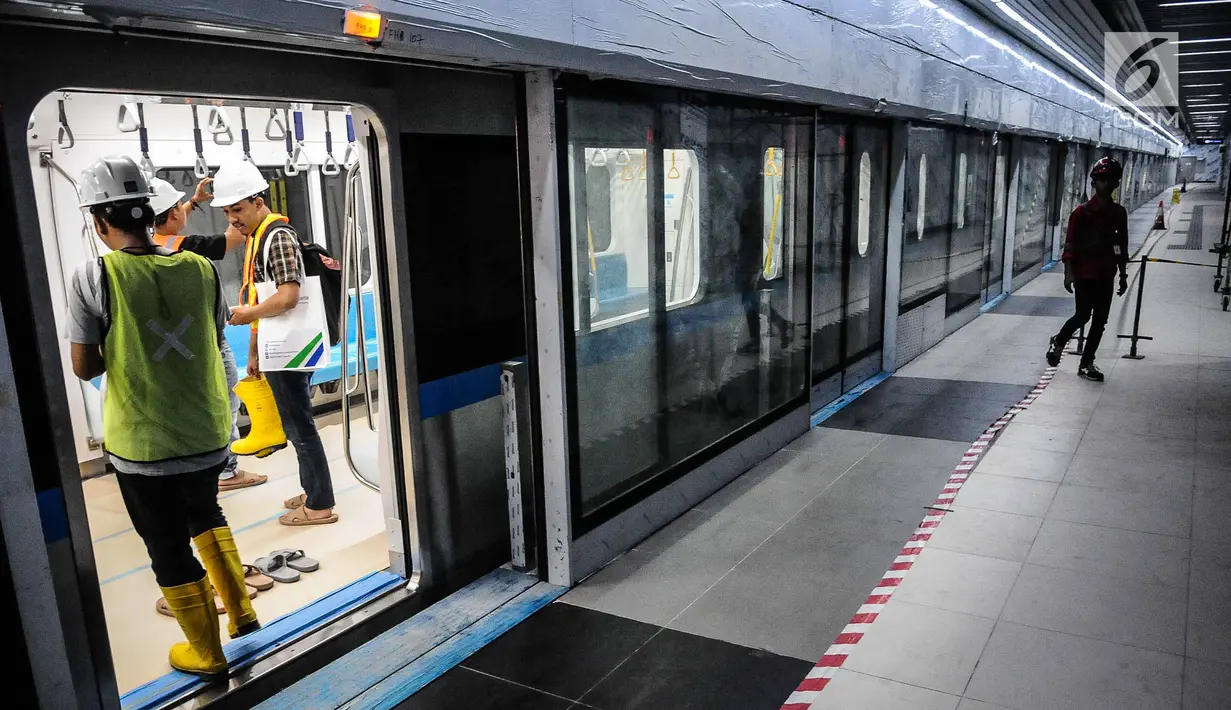 Wartawan mencoba Mass Rapid Transit (MRT) di Bundaran HI, Jakarta, Senin (10/12). Pembangunan konstruksi proyek MRT Jakarta fase satu Lebak Bulus-Bundaran HI lebih maju dibandingkan pembangunan pada akhir Agustus lalu. (Liputan6.com/Faizal Fanani)