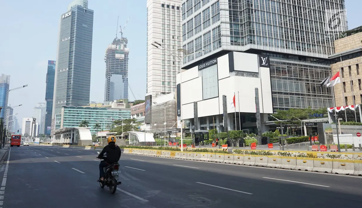 Pengendara sepeda motor melintas di kawasan MH Thamrin, Jakarta Pusat, Minggu (11/8/2019). Pemprov DKI meniadakan Hari bebas kendaraan atau car free day (CFD) di sepanjang Jalan Jenderal Sudirman hingga Jalan MH Thamrin karena bertepatan dengan Idul Adha. (Liputan6.com/Immanuel Antonius)
