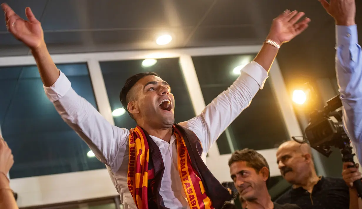 Striker Kolombia Radamel Falcao menyapa para suporter Galatasaray saat tiba di Bandara Ataturk di Istanbul (1/9/2019). Pemain 33 tahun ini dibeli Galatasaray dari klub Prancis, AS Monaco. (AFP Photo/Yasin Akgul)