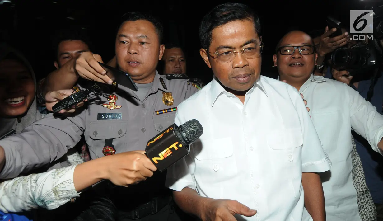 Menteri Sosial Idrus Marham seusai menjalani pemeriksaan di gedung KPK, Jakarta, Kamis (19/7). Mantan Sekjen Golkar itu diperiksa sebagai saksi untuk tersangka Wakil Ketua Komisi VII DPR Eni Maulani Saragih dan Johannes B Kotjo.. (Merdeka.com/Dwi Narwoko)