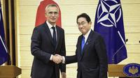 Sekjen NATO Jens Stoltenberg dan Perdana Menteri Jepang Fumio Kishida saat bertatap muka di Tokyo, Selasa (31/1/2023). (Dok. AP/Takashi Aoyama)