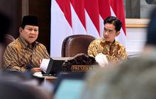 FOTO: Ekspresi Serius Gibran saat Prabowo Beri Peringatan Keras untuk Menteri di Sidang Kabinet Perdana