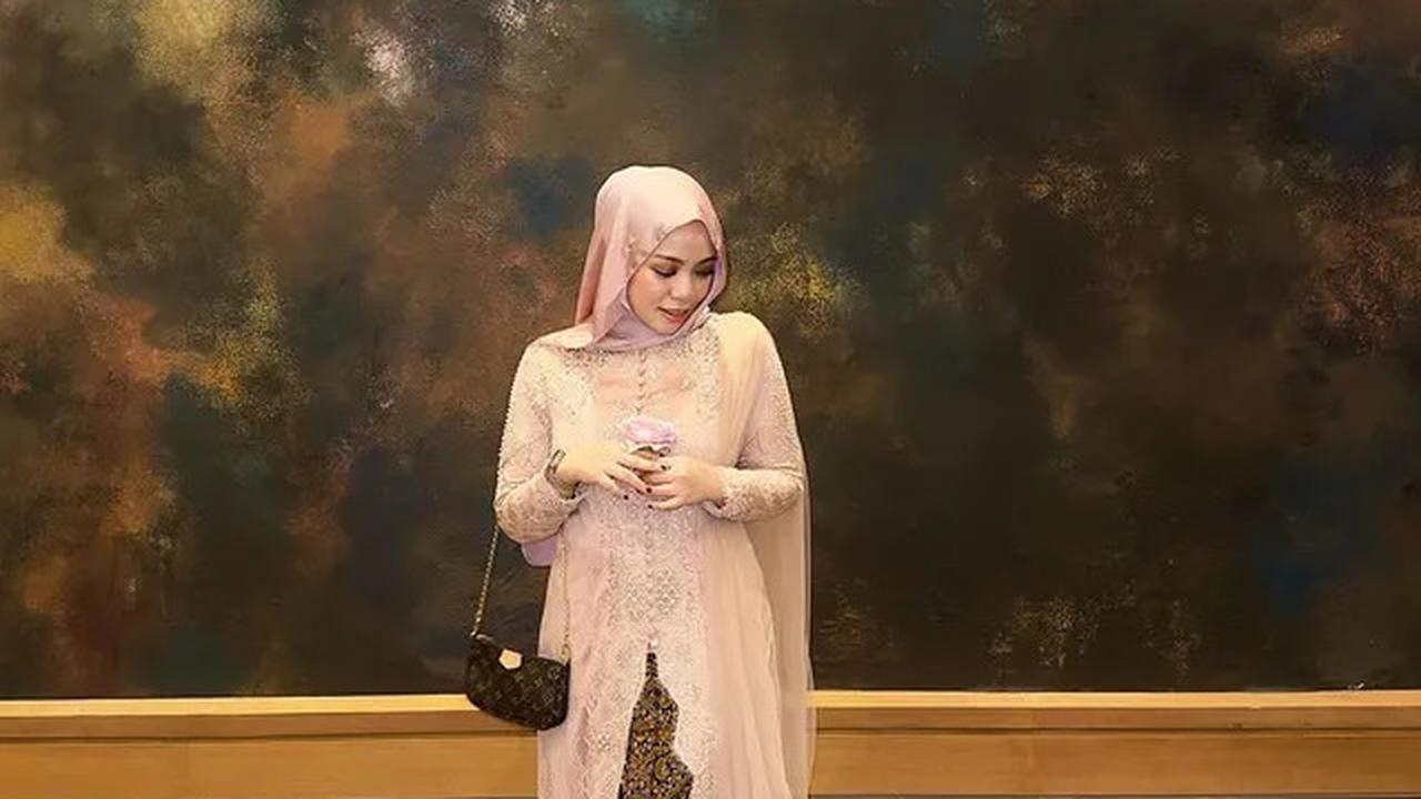Tampil Menarik dengan Kebaya Aksen Kancing Depan, dari Azizah Salsha hingga Mikha Tambayong