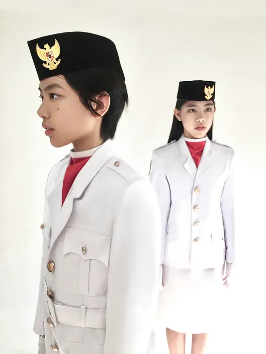 Selain itu, bentuk jas seragam paskibraka mirip dengan baju Presiden Soekarno. Soekarno memilih jas yang dikenakannya karena beliau selalu percaya, sangat penting untuk tampil rapi disetiap saat. Setelah masa kemerdekaan, Soekarno pun konsisten mengenakan jas bergaya militer ketika tampil di depan publik. Hingga akhirnya menginspirasi seragam Paskibraka pemuda pemudi Indonesia. (Foto: Instagram @mischkadevon)