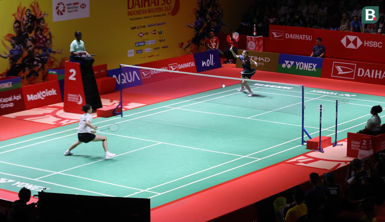 Tunggal putri bulu tangkis Indonesia, Gregoria Mariska Tunjung, saat melawan wakil Chinese Taipei, Lin Hsiang Ti, dalam pertarungan babak 16 besar di Istora Gelora Bung Karno, Senayan, Jakarta pada Kamis (23/1/2024) sore WIB. (Bola.com/Abdul Aziz)