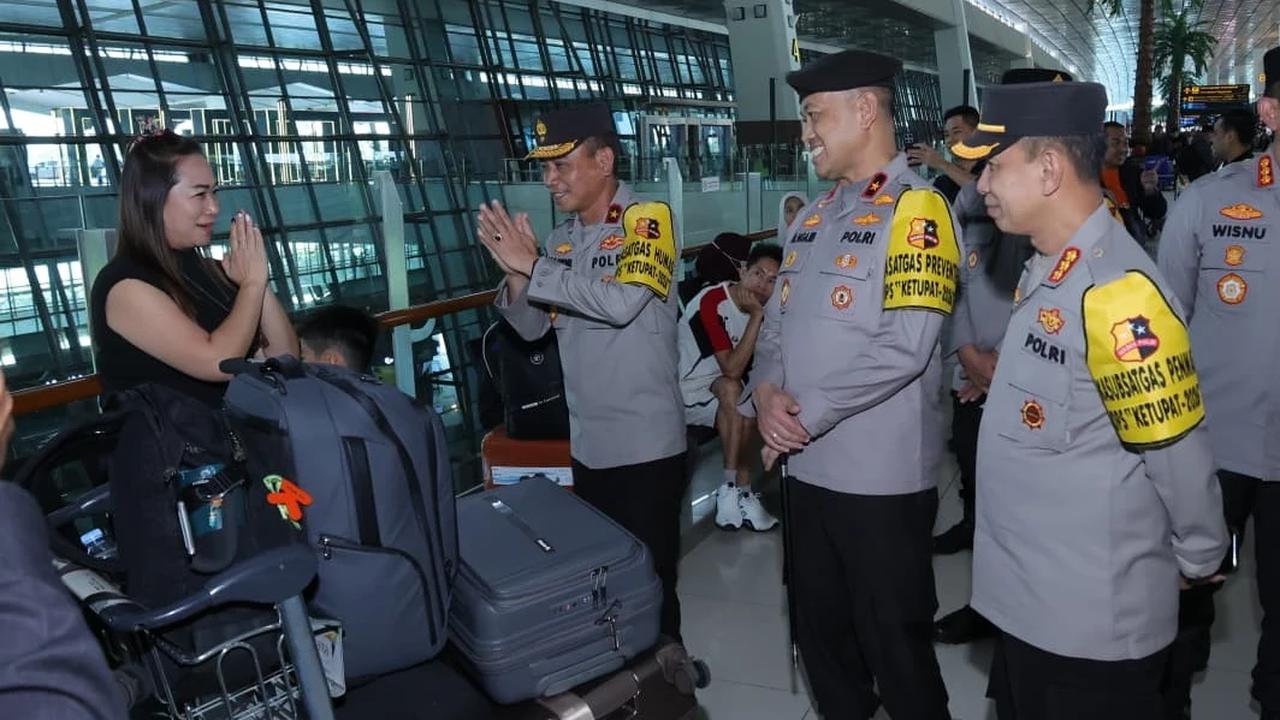 FOTO: Satgas Operasi Ketupat Tinjau Arus Mudik di Bandara Soekarno Hatta