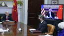 Presiden Joe Biden bertemu secara virtual dengan Presiden China Xi Jinping dari Ruang Roosevelt Gedung Putih di Washington, Senin (15/22/2021). Dalam pertemuan tersebut, Biden membicarakan pembicaraan secara jujur tentang isu HAM dan masalah keamanan. (AP Photo/Susan Walsh)